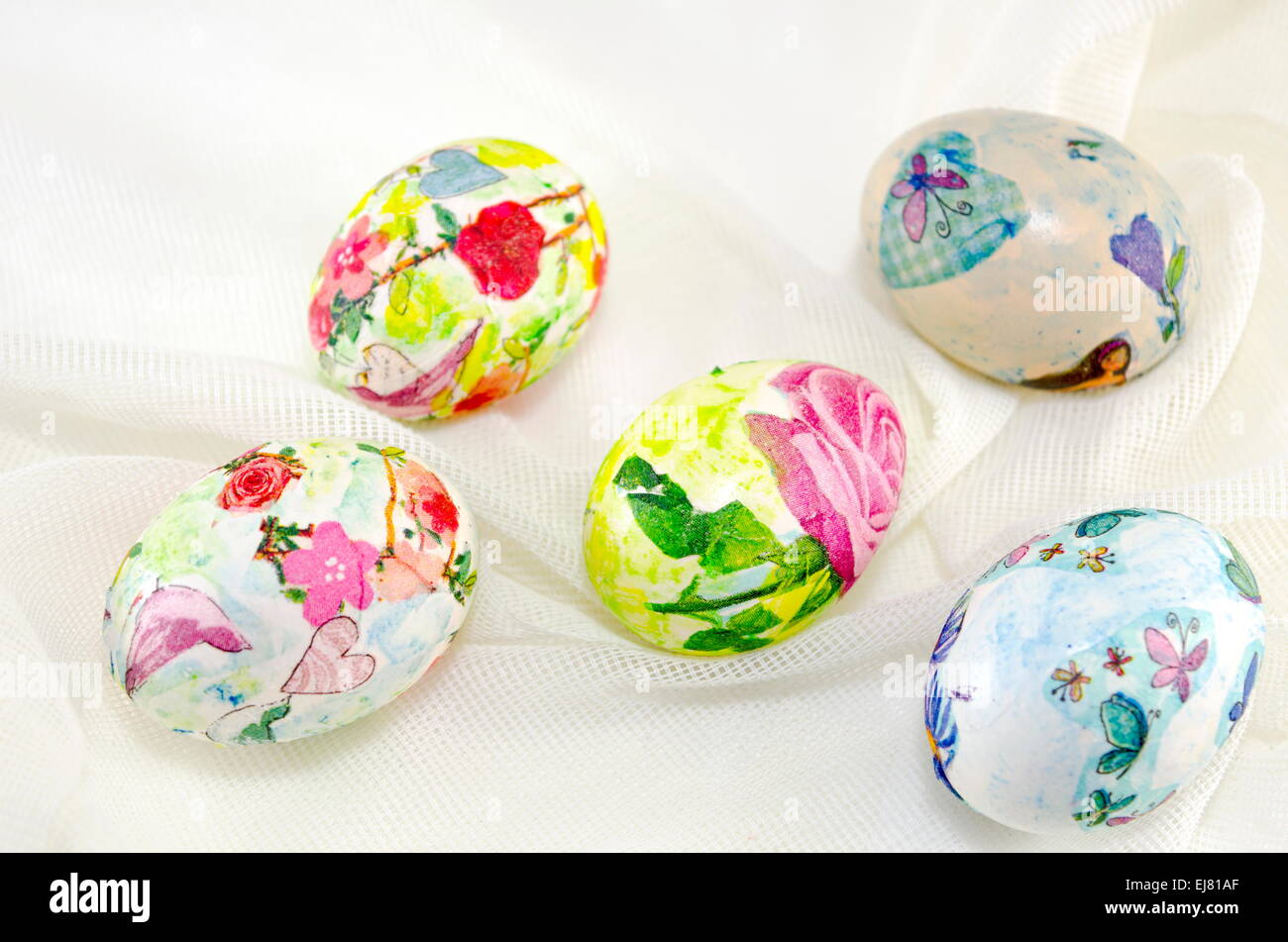 Bouquet de main coulourfull œufs de Pâques colorés sur fond blanc Banque D'Images