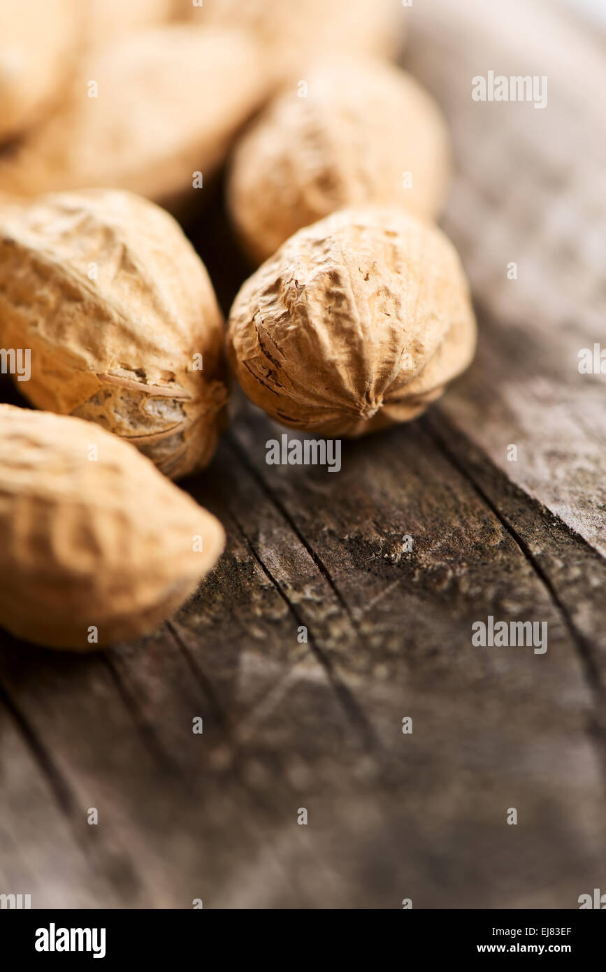Les arachides en coque sur table en bois close up vertical Banque D'Images