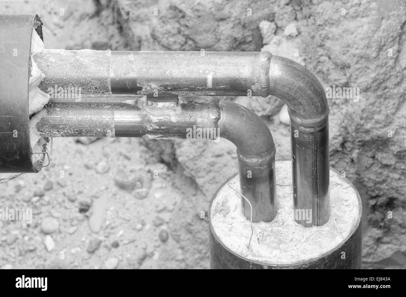 Tuyauterie de chauffage urbain noir et blanc Banque D'Images