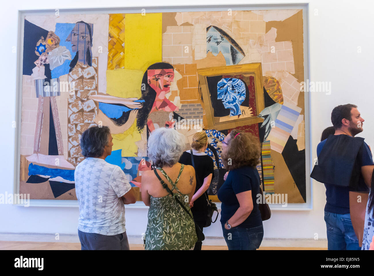Paris, France, Groupe femmes touristes visitent l'intérieur du Musée Pablo Picasso, regardant les peintures modernes, l'art de la peinture abstraite, les gens regardant les peintures Picasso, l'art moderne style Picasso, MUSÉE PICASSO Paris Banque D'Images
