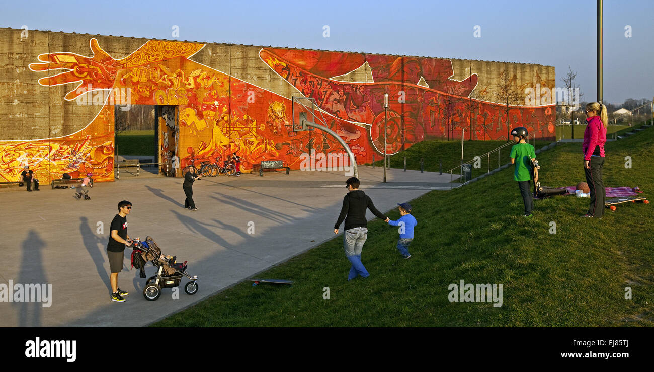 Les gens dans le Parc du Rhin, Duisburg, Allemagne Banque D'Images