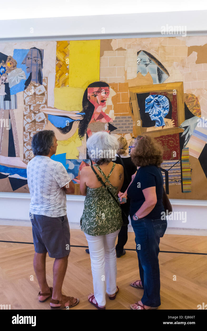 Paris, France, petit groupe femmes touristes par derrière, visite à l'intérieur du Musée Pablo Picasso, les gens regardant des peintures modernes dans la Galerie d'Art, art moderne style Picasso, MUSÉE PICASSO Paris Banque D'Images