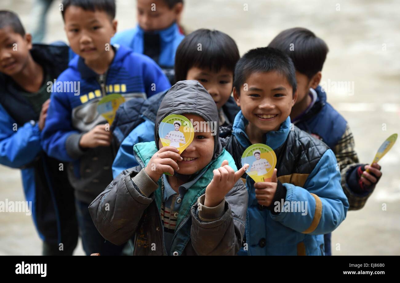 (150323) -- BANSHENG, 23 mars 2015 (Xinhua) -- Les élèves vérifier vue à l'école primaire en Nongyong Bansheng County, Chine du Sud, région autonome Zhuang du Guangxi, le 6 janvier 2015. L'école primaire Nongyong a été construit en 1964. Il est situé à Bansheng County, une région rurale de la topographie karstique dans le Guangxi. Son premier bâtiment de l'école se compose de 12 maisons à un étage. Dans les années 1990, un bâtiment de deux étages et d'enseignement ont été construites avec. Il y a environ 250 élèves de tous les 22 villages de Nongyong. Chaque lundi, la plupart d'entre eux ont à marcher sur les collines sur le chemin de l'école. En semaine Banque D'Images