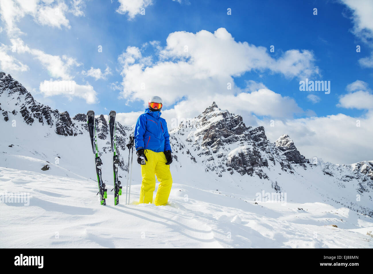 Skieur en haute montagne pendant les jours ensoleillés. Banque D'Images