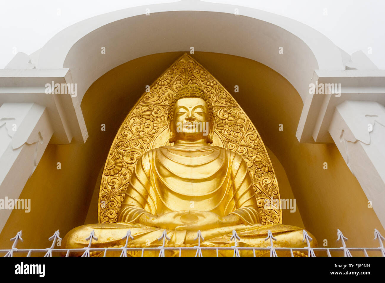 Gautuam Budhha statue au Shanti stupa, Darjeeling, Inde. Banque D'Images