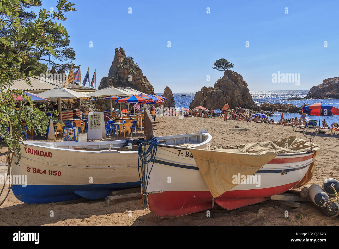 Bateaux sur la plage Tosa de mar Espagne Banque D'Images