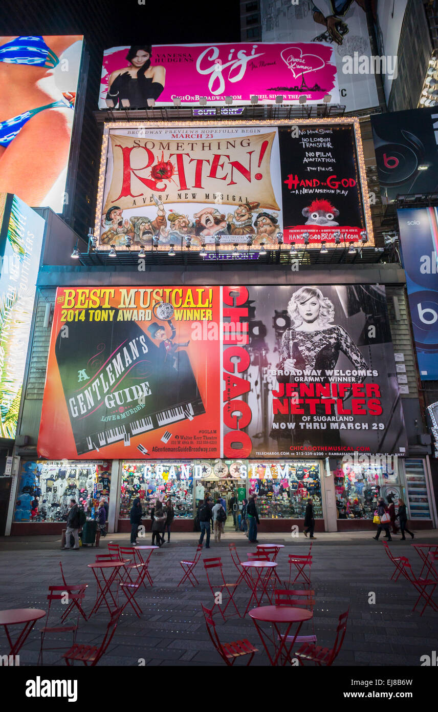 La publicité dans Times Square à New York pour des pièces de théâtre et comédies musicales de Broadway vu le Mardi, Mars 17, 2015. (© Richard B. Levine) Banque D'Images