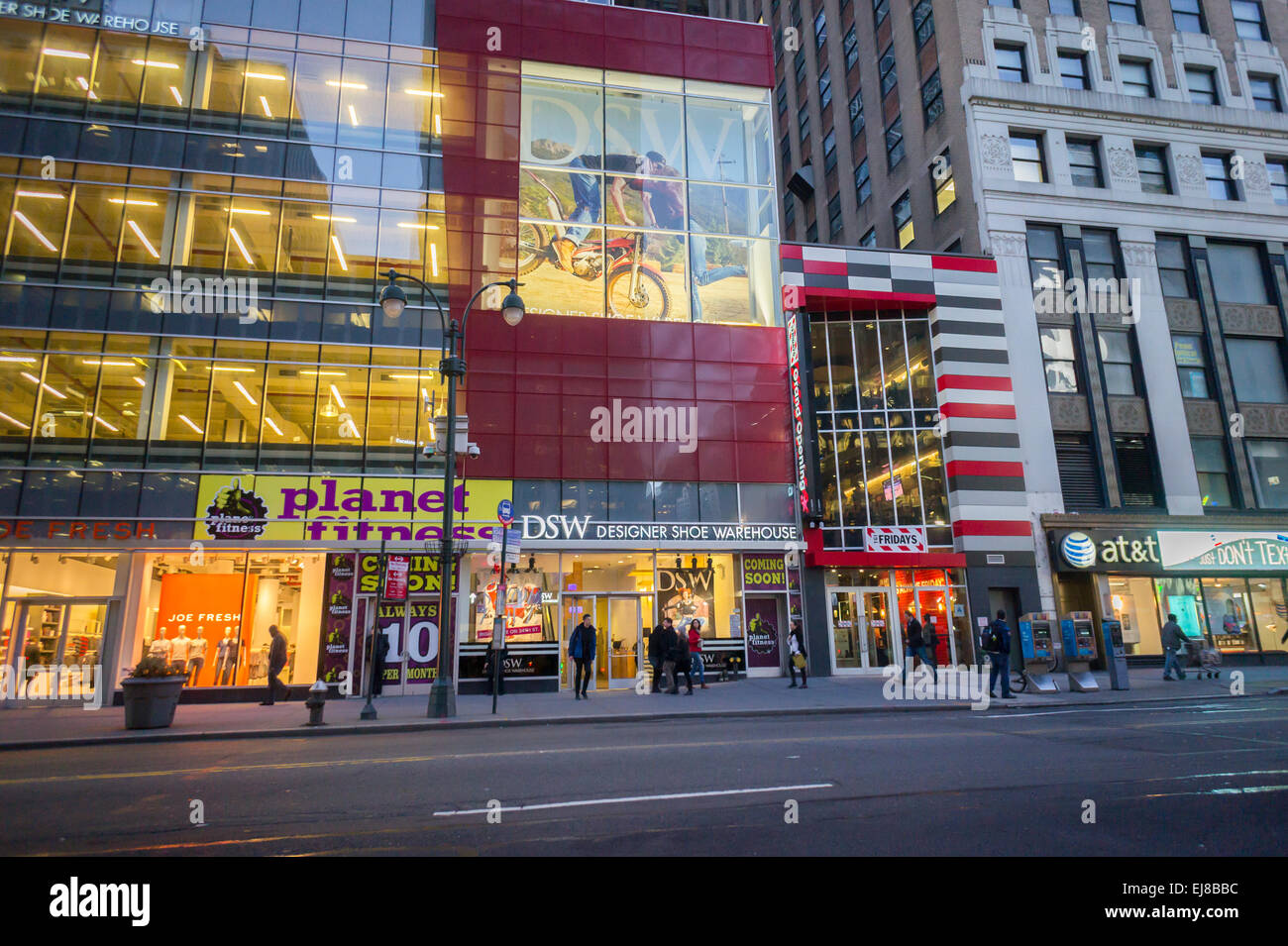 Un magasin de chaussures DSW à Herald Square à New York le Mardi, Mars 17, 2015. Le cordonnier a dépassé les attentes des analystes en montrant une augmentation des ventes de 7,6  % dans son quatrième trimestre. La chaîne exploite 433 magasins aux Etats-Unis (© Richard B. Levine) Banque D'Images