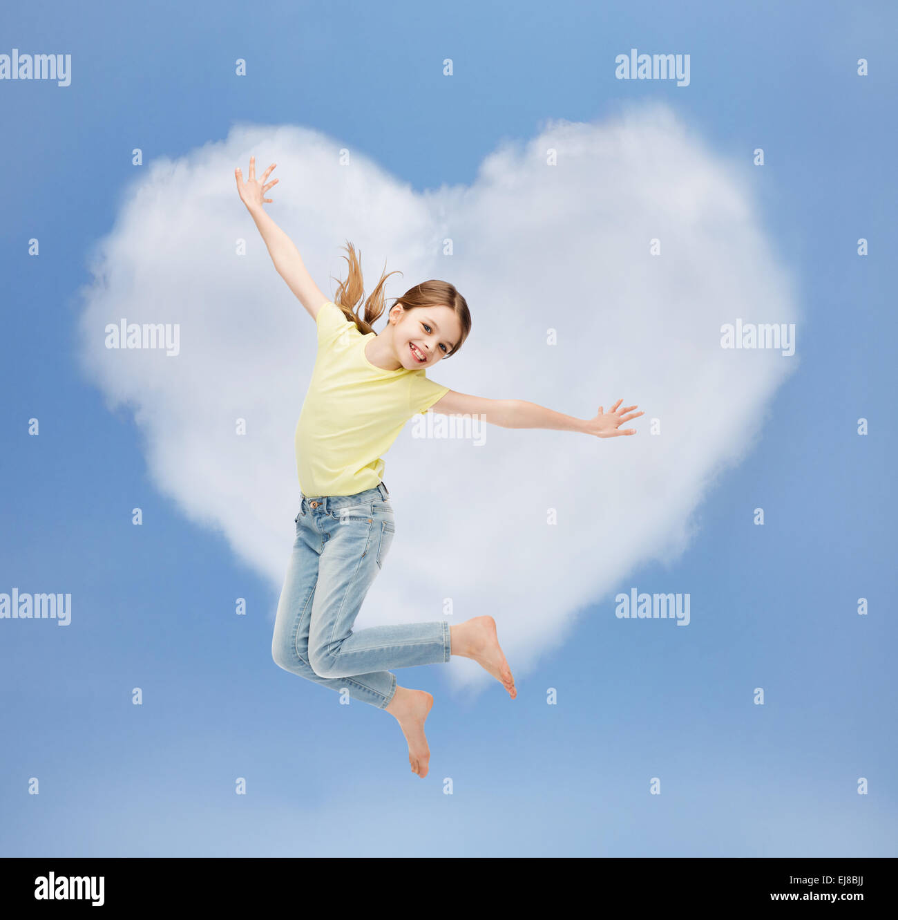 Smiling little girl jumping Banque D'Images