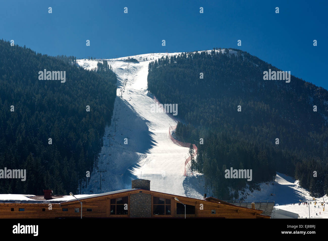 Vue de la pente de ski et des télésièges de Todorka, une station de ski de Bansko en Bulgarie. Banque D'Images