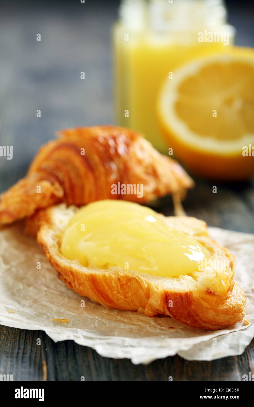Croissant à la crème de citron. Banque D'Images
