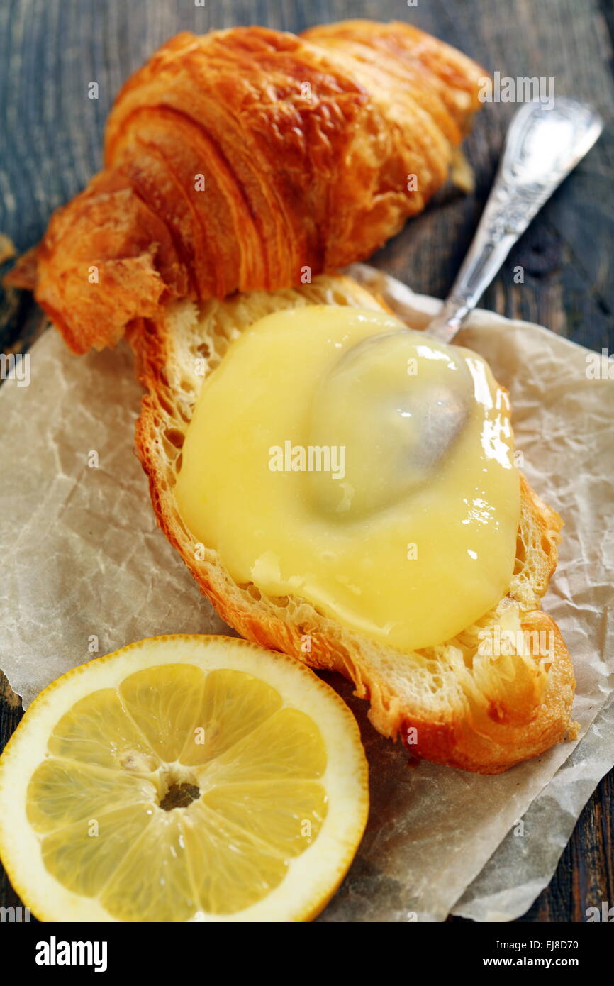 Croissant à la crème et citron. Banque D'Images