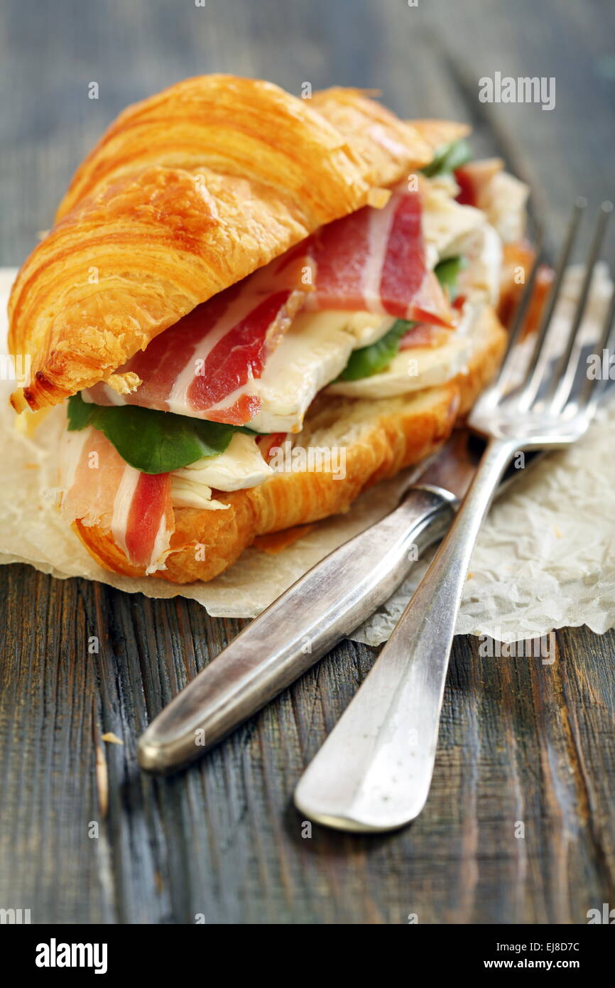 Sandwich avec jambon, fromage brie et salade. Banque D'Images