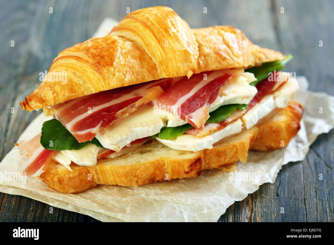 Croissant au jambon et fromage brie. Banque D'Images