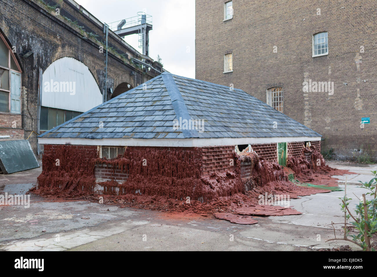 Maison de fusion par Alex Chinneck 40 Southwark Street, London, SE1. Artwork faites de cire et chauffée pour faire fondre lentement au fil du temps. Banque D'Images