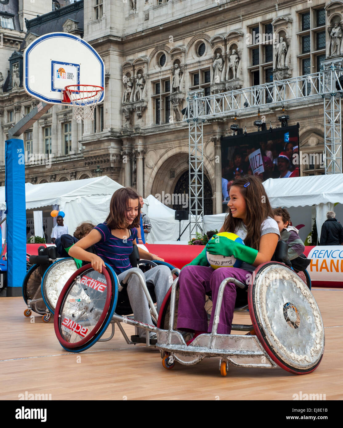 Paris, FRANCE - Français handicapés filles en fauteuil roulant avec un  ballon de basket-ball à Paris 'rencontres EDF Handisport'. Exercice  spécial, jeu à l'extérieur Photo Stock - Alamy