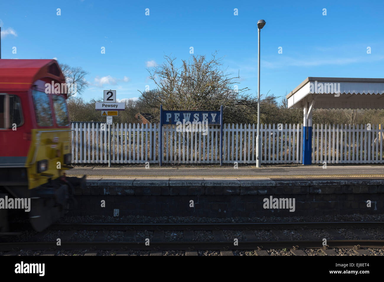Pewsey Train arrivant en gare dans le Wiltshire Banque D'Images