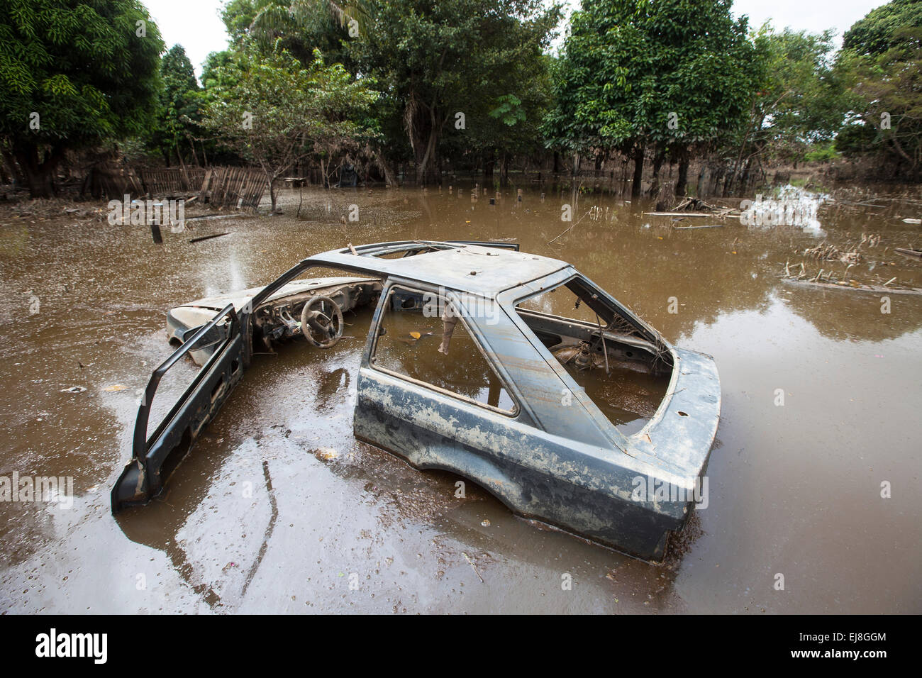 2015 Inondations en Amazonie brésilienne, voiture détruite abandonnés dans la rue inondée à Taquari, district de la ville de Rio Branco, l'état d'Acre. Les inondations ont touché des milliers de personnes dans l'Etat d'Acre, dans le nord du Brésil, depuis le 23 février 2015, lorsque certaines des rivières de l'état, en particulier l'Acre, la rivière a débordé. De plus fortes précipitations a forcé les niveaux de la rivière plus haut encore, et le 03 mars 2015, le gouvernement fédéral du Brésil a déclaré l'état d'urgence dans l'état d'Acre, où les conditions d'inondations situation a été décrite comme la pire en 132 ans. Banque D'Images