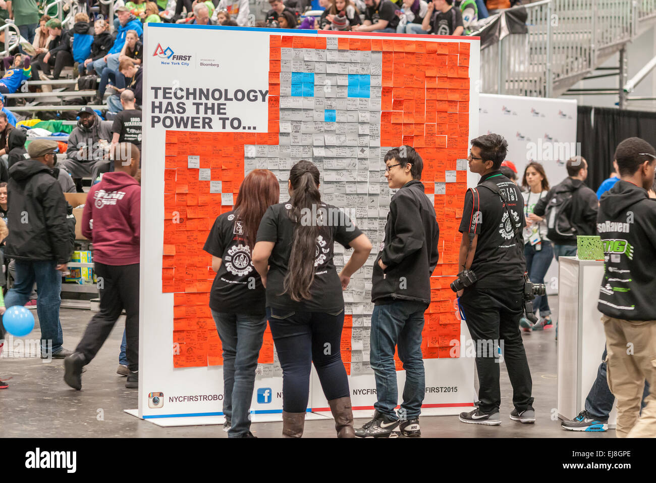 Les participants visitent une carrière et de l'Expo au premier championnat au NYC Robotique Jacob Javits Convention Center de New York le dimanche 15 mars, 2015. L'expo permet aux participants de parler avec les entreprises et les organisations professionnelles en donnant un coup d'oeil à la science et à la technologie utilisée dans le monde des affaires et leurs possibilités de carrière. (© Richard B. Levine) Banque D'Images