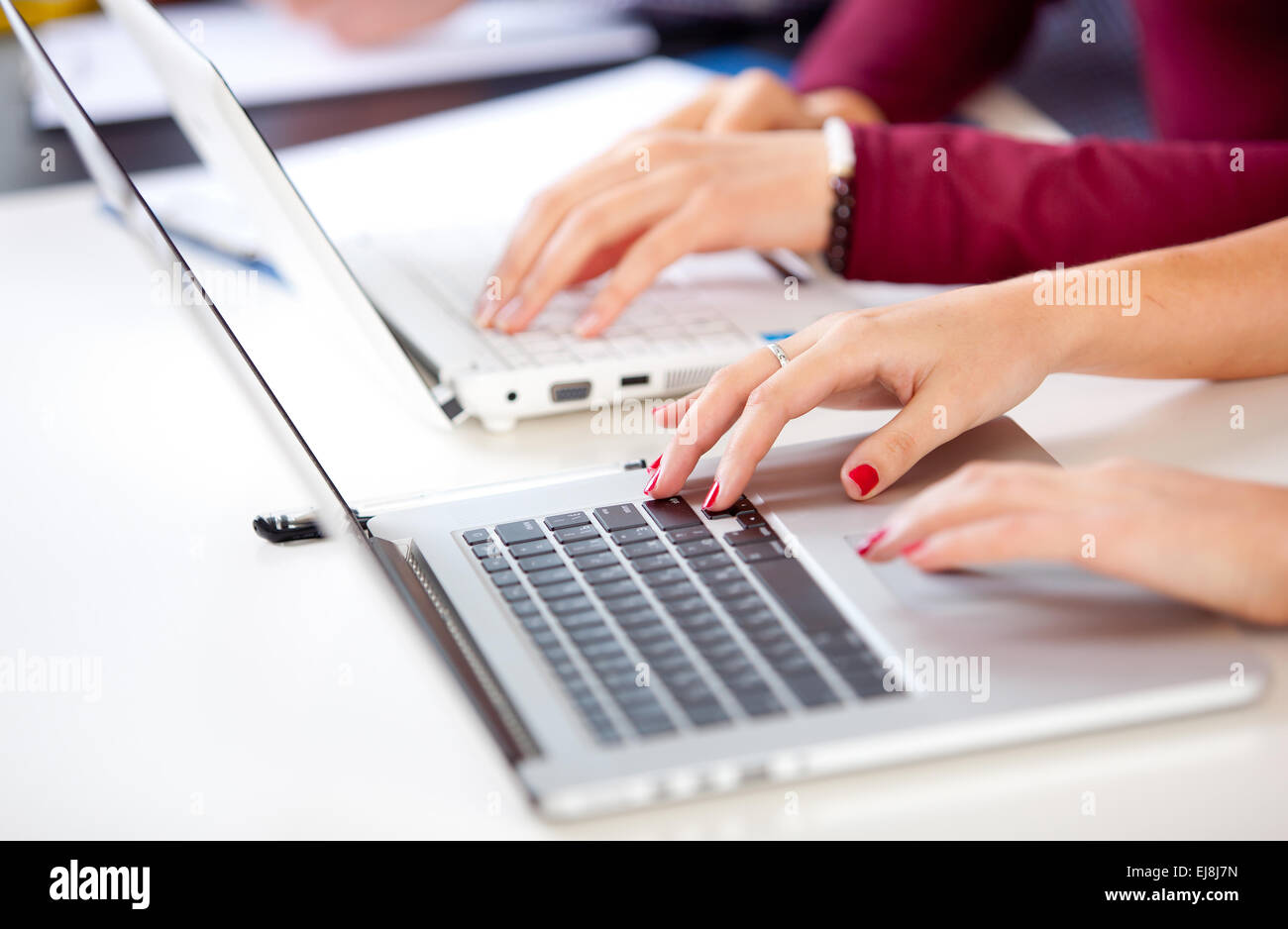 Les mains sur un clavier Banque D'Images