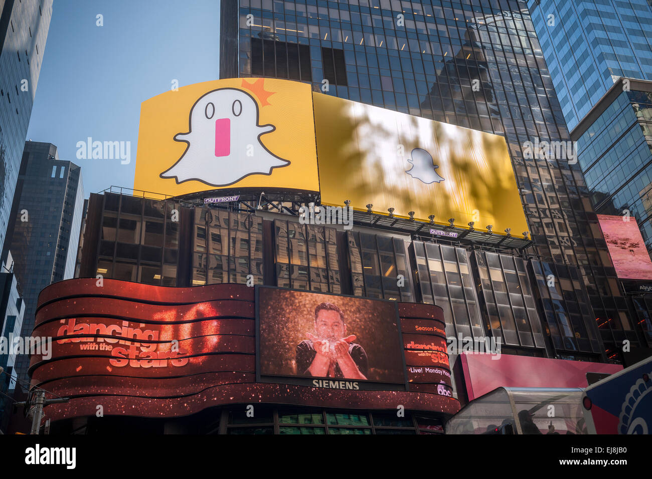 Un panneau d'affichage à Times Square à New York annonce la disparition de l'app Photos, Snapchat, vu le vendredi 13 mars, 2015. Société de l'internet chinois Alibaba est signalé à être un investissement de 200 millions de Snapchat, valorisation de l'entreprise de médias sociaux à 15 milliards de dollars. Snapchat, avec 100 millions d'utilisateurs est actuellement bloqué en Chine. (© Richard B. Levine) Banque D'Images