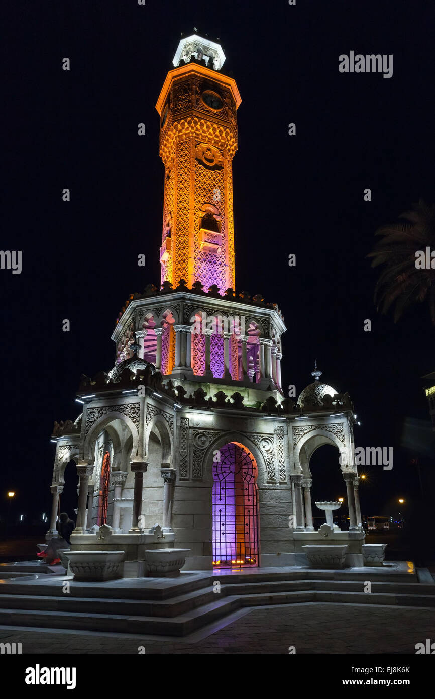 Vue de la nuit de Konak Square. Tour de l'horloge avec l'éclairage, il a été construit en 1901 et accepté comme symbole officiel d'Izmir Cit Banque D'Images