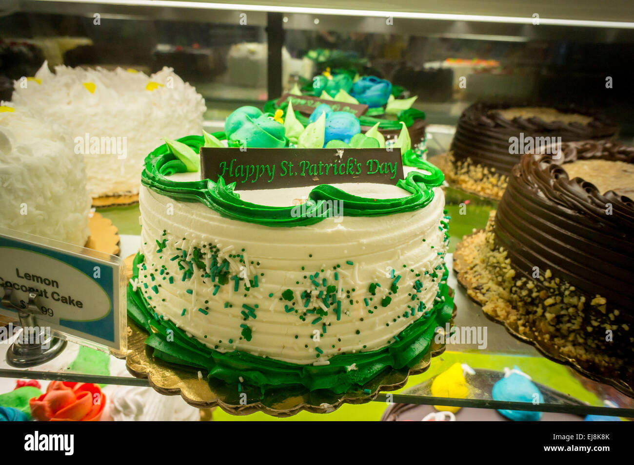 Le jour de rue Patrick themed des produits de boulangerie en vente dans un supermarché de New York le samedi 14 mars, 2015. La maison de vacances falls o mardi 17 mars. (© Richard B. Levine) Banque D'Images