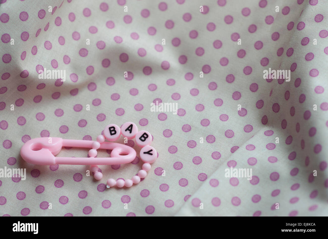Bébé fille rose sur broche et bracelet en tissu rose tissu Banque D'Images