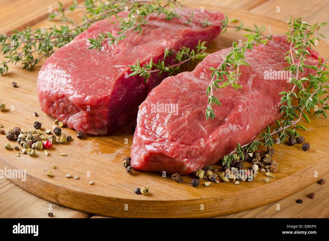 Steak de boeuf cru à bord. Selective focus Banque D'Images