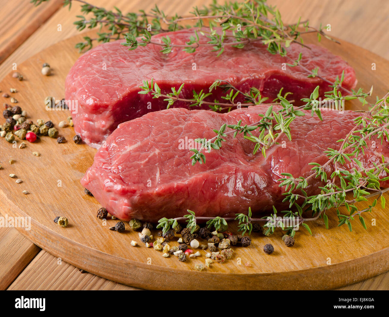 Steak de boeuf sur une planche. Selective focus Banque D'Images