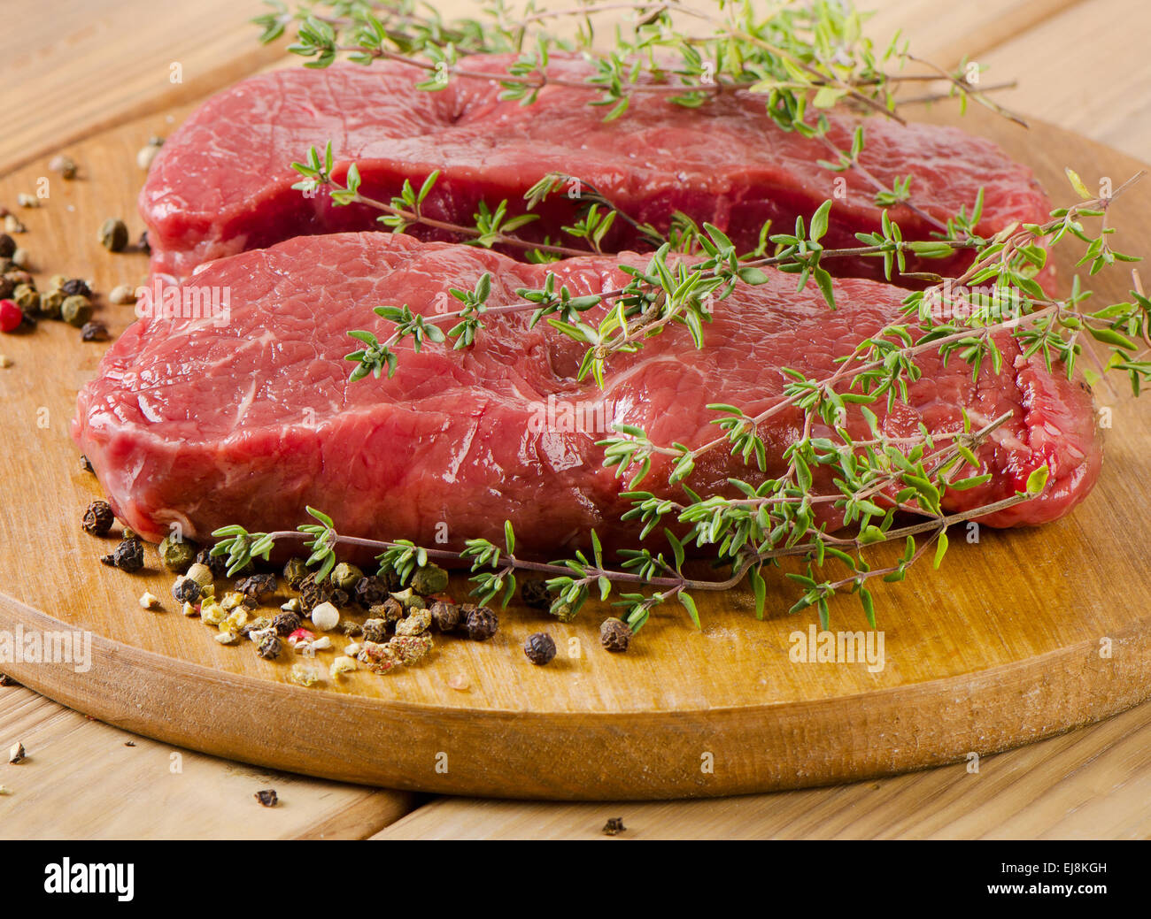 Steak de boeuf cru sur table en bois. Selective focus Banque D'Images