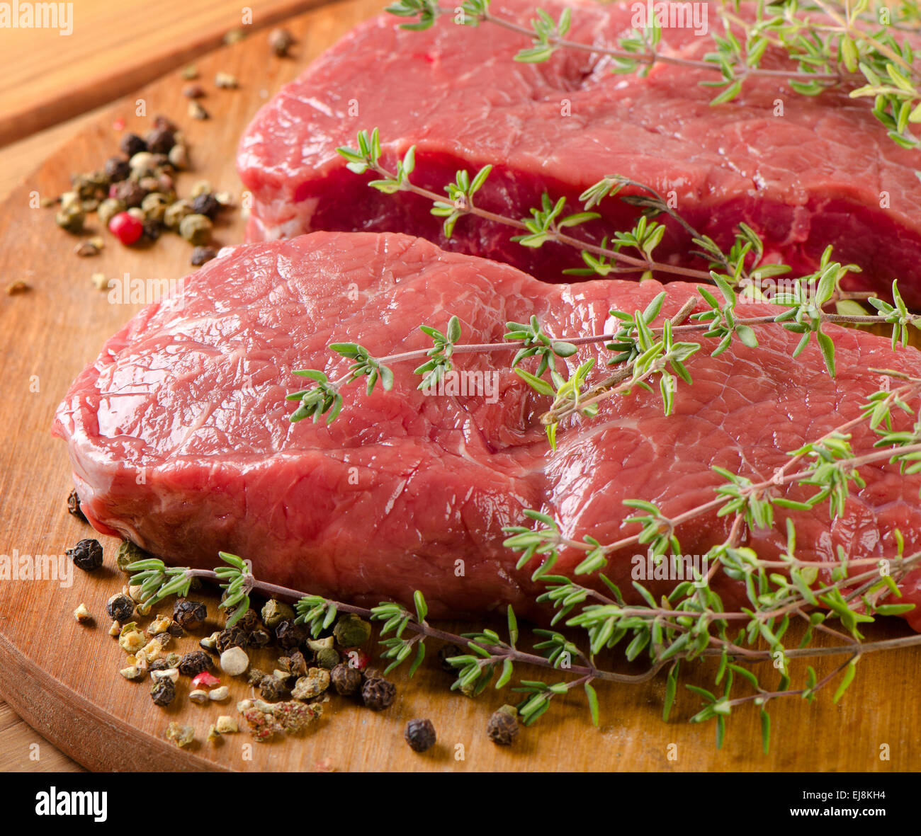 Steak de boeuf sur une planche à découper. Selective focus Banque D'Images