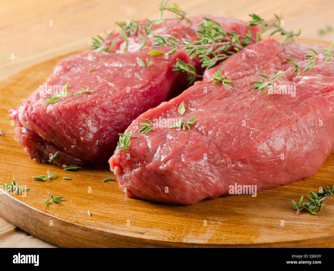 Steak de boeuf cru sur une table en bois. Selective focus Banque D'Images