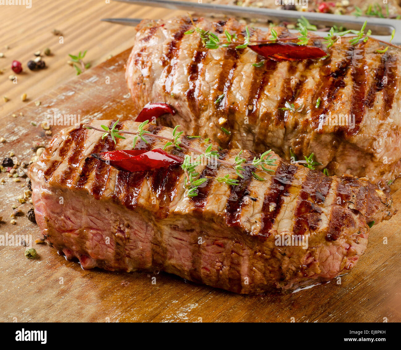 Pavé de boeuf grillé sur une planche à découper . Selective focus Banque D'Images