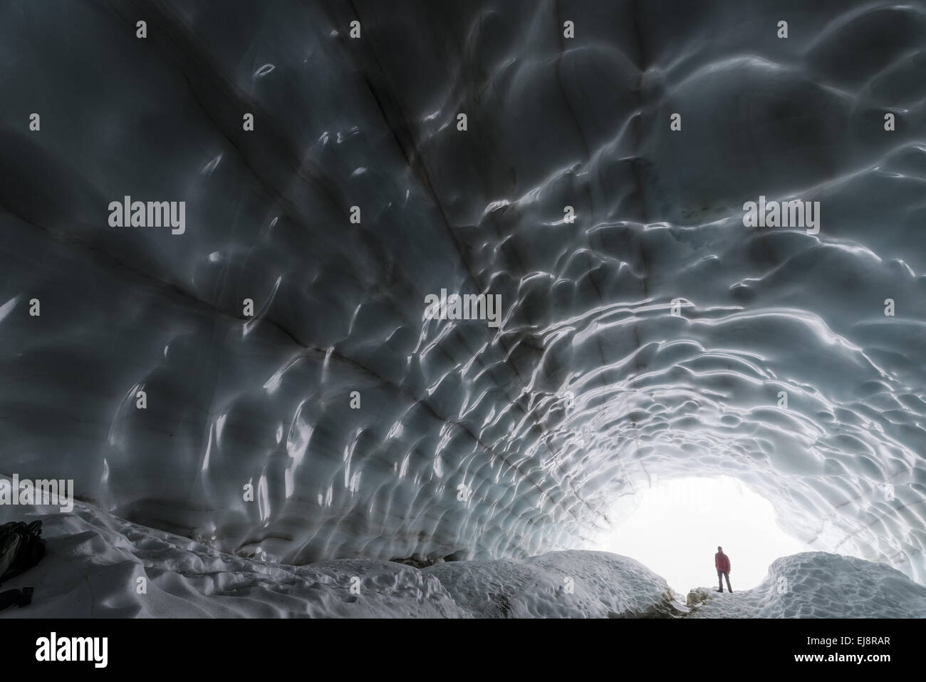 Homme à l'intérieur d'un glacier, montagnes, la Suède Kebnekaise Banque D'Images