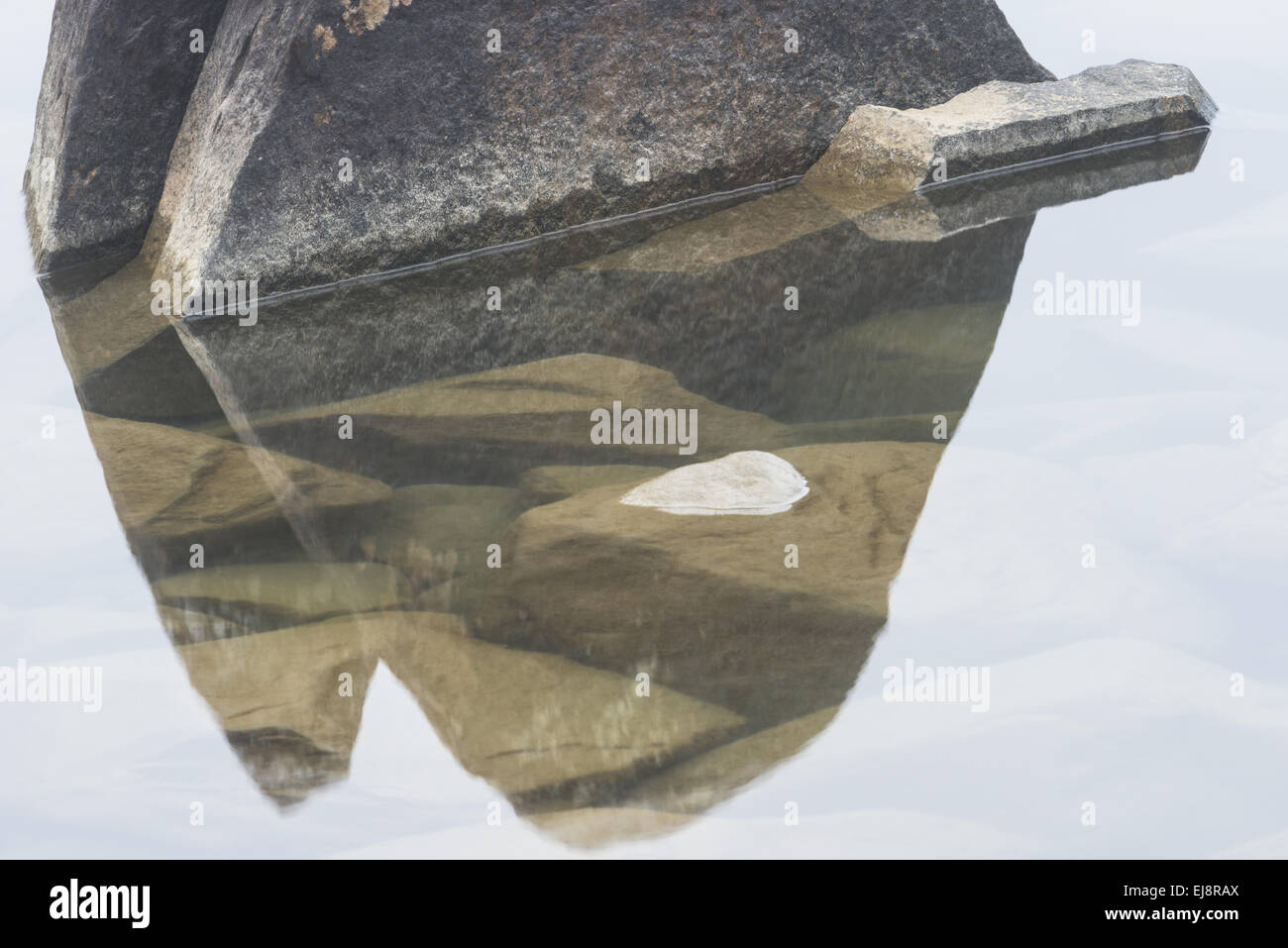 Les pierres dans un lac, montagne Kebnekaise, Laponie Banque D'Images