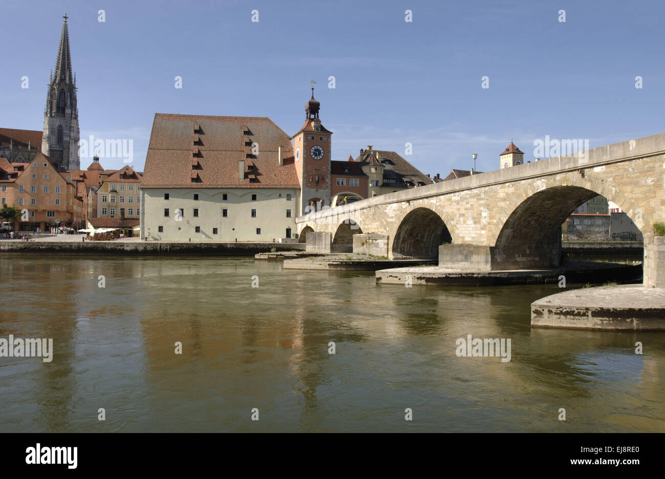 Ville allemande de Ratisbonne et vieux pont de pierre Banque D'Images