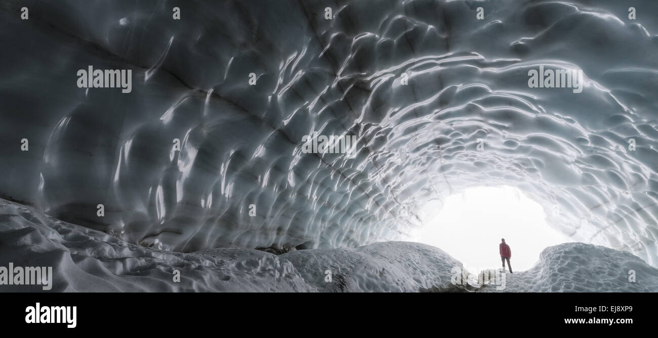 Homme à l'intérieur d'un glacier, montagnes, la Suède Kebnekaise Banque D'Images
