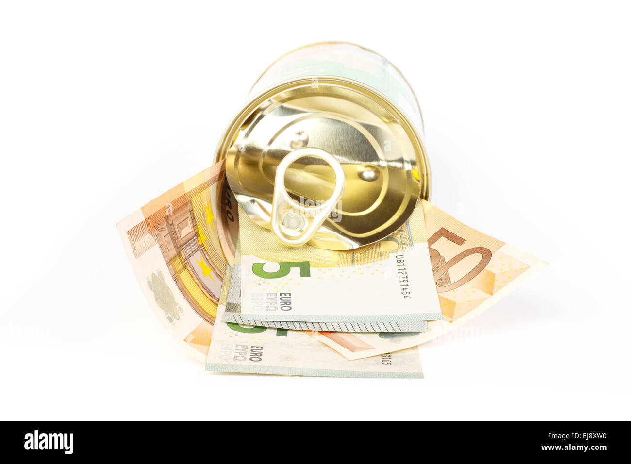 Une boîte de conserve ouverte des billets en euros avec une languette de protection contre l'arrière-plan blanc Banque D'Images