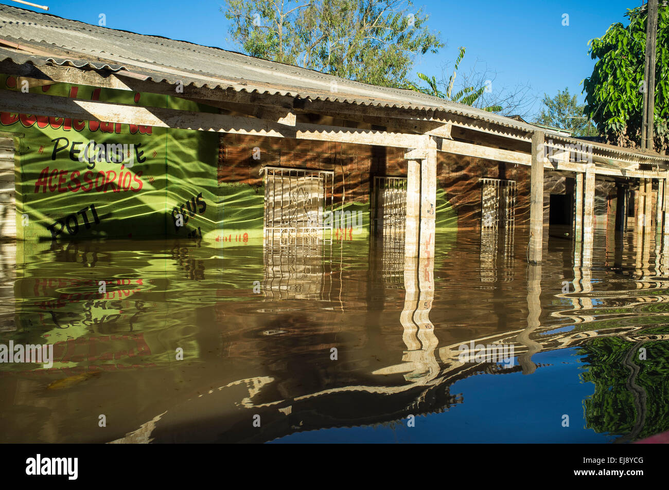 2015 Inondations en Amazonie brésilienne, maison inondée, Deus ( Dieu ) écrit sur le mur. La ligne d'inondation au Triangulo Novo district. La ville de Rio Branco, l'état d'Acre. Les inondations ont touché des milliers de personnes dans l'Etat d'Acre, dans le nord du Brésil, depuis le 23 février 2015, lorsque certaines des rivières de l'état, en particulier l'Acre, la rivière a débordé. De plus fortes précipitations a forcé les niveaux de la rivière plus haut encore, et le 03 mars 2015, le gouvernement fédéral du Brésil a déclaré l'état d'urgence dans l'état d'Acre, où les conditions d'inondations situation a été décrite comme la pire en 132 ans. Banque D'Images