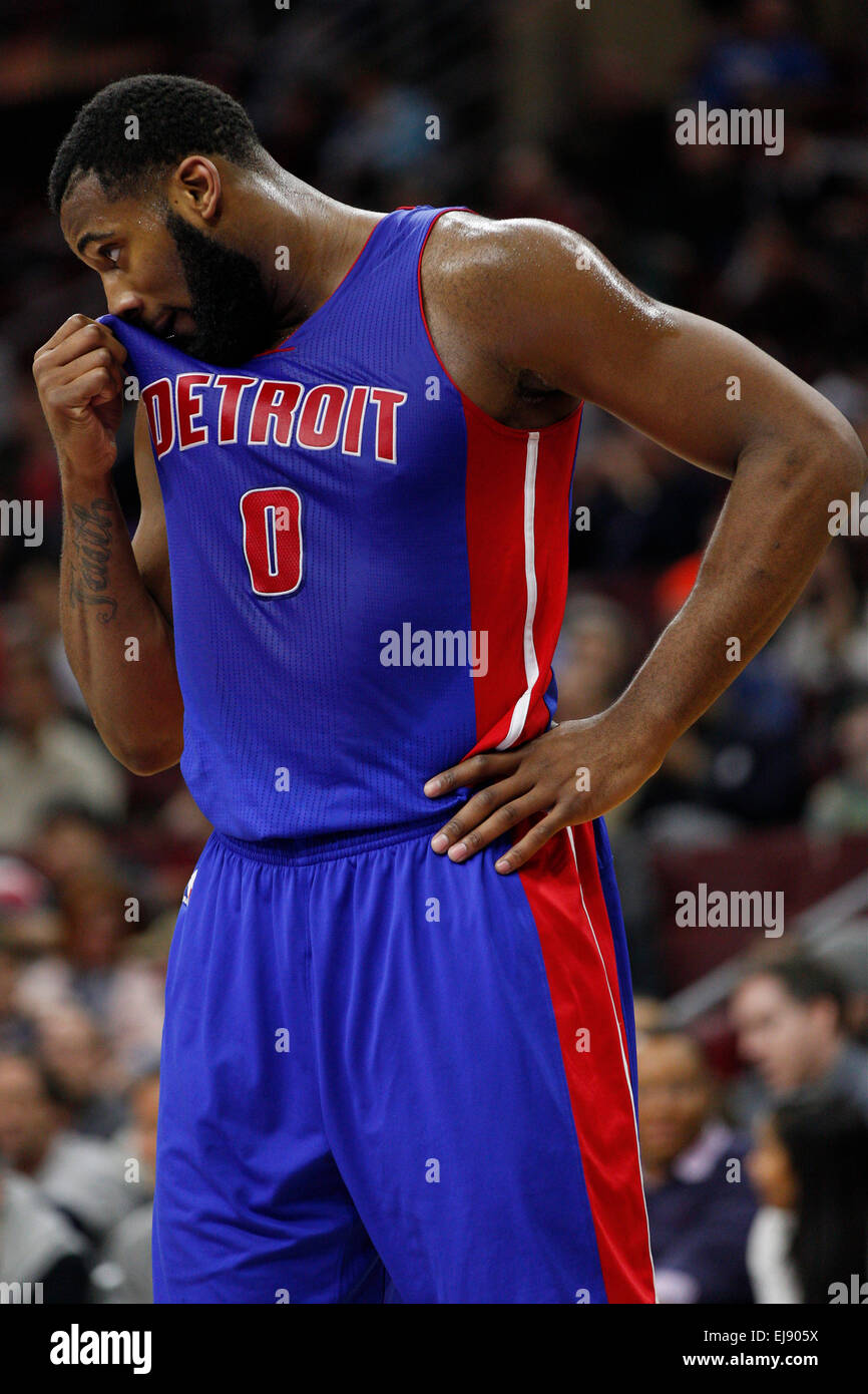 18 mars 2015 : Detroit Pistons center Andre Drummond (0) observe qu'il s'essuie le visage sur son maillot au cours de la NBA match entre les Detroit pistons et les Philadelphia 76ers au Wells Fargo Center de Philadelphie, Pennsylvanie. Les Philadelphia 76ers a gagné 94-83. Banque D'Images