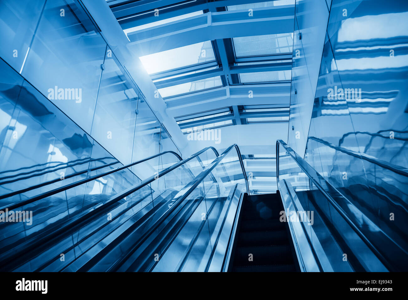 Escalator bleu moderne Banque D'Images