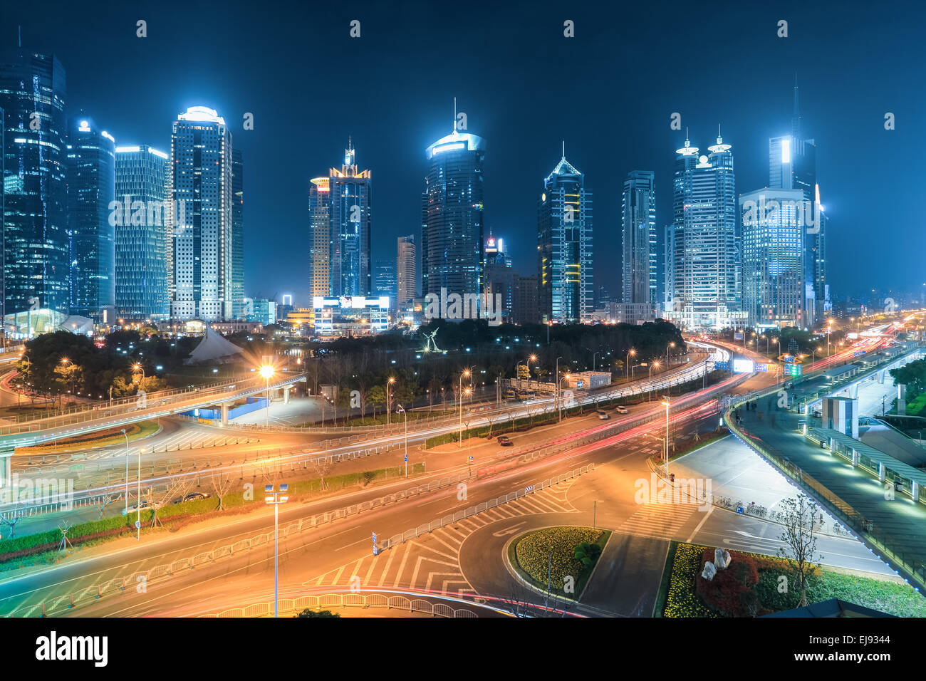 Le centre financier de Shanghai de nuit Banque D'Images