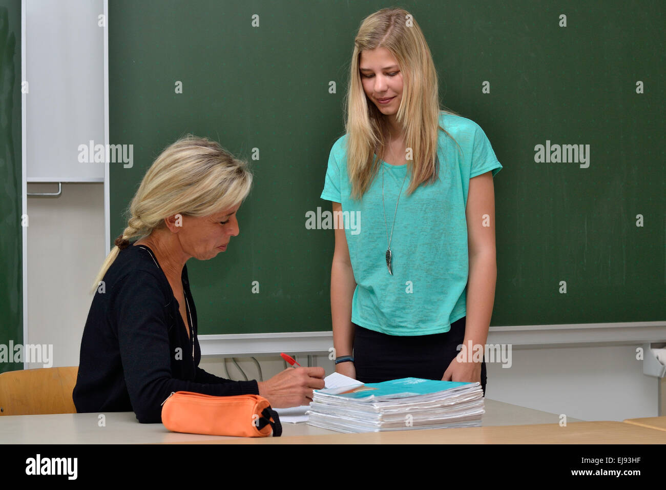 L'enseignant explique la tâche des étudiants Banque D'Images