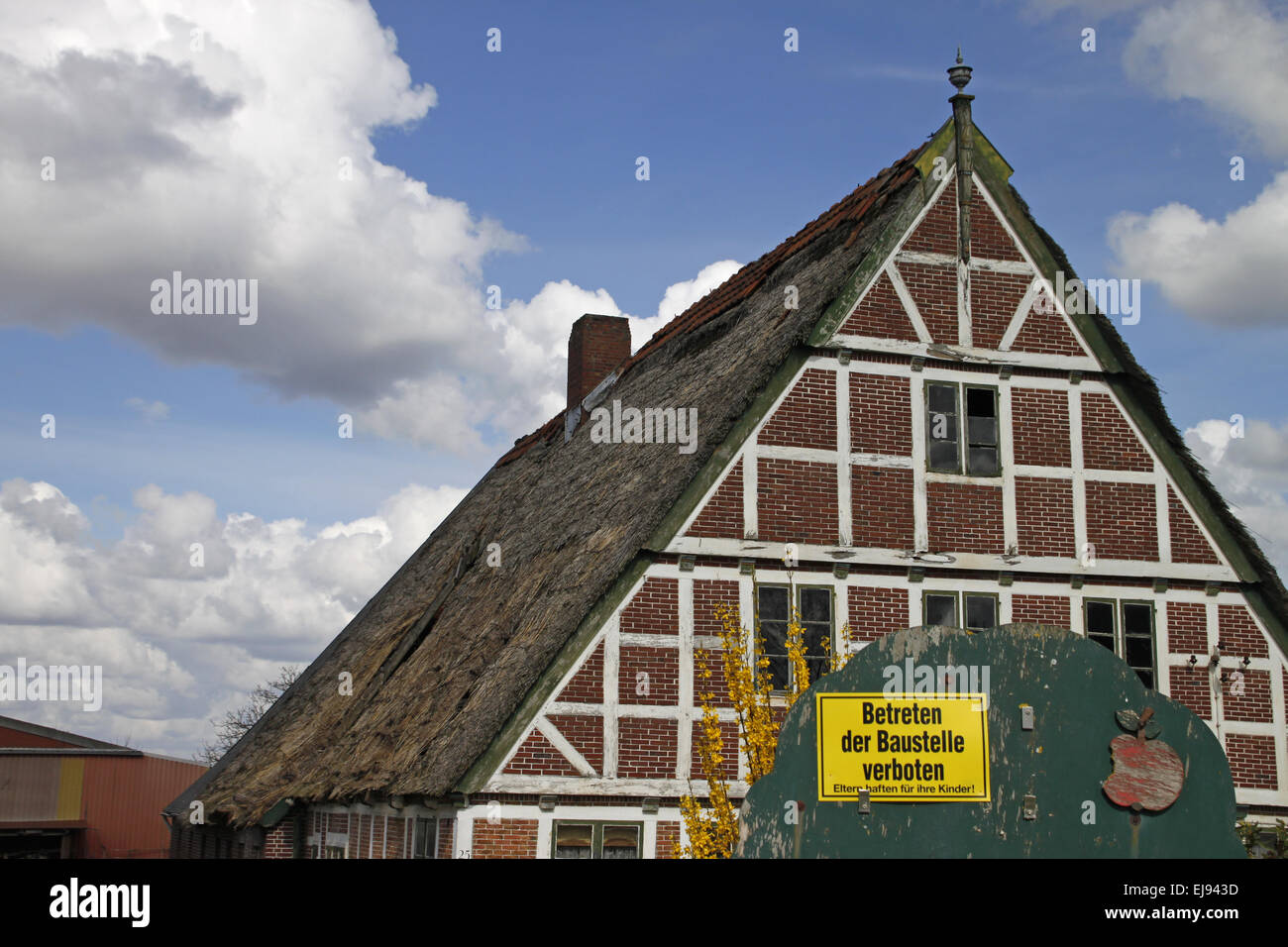 Maison à colombages avec signe Banque D'Images
