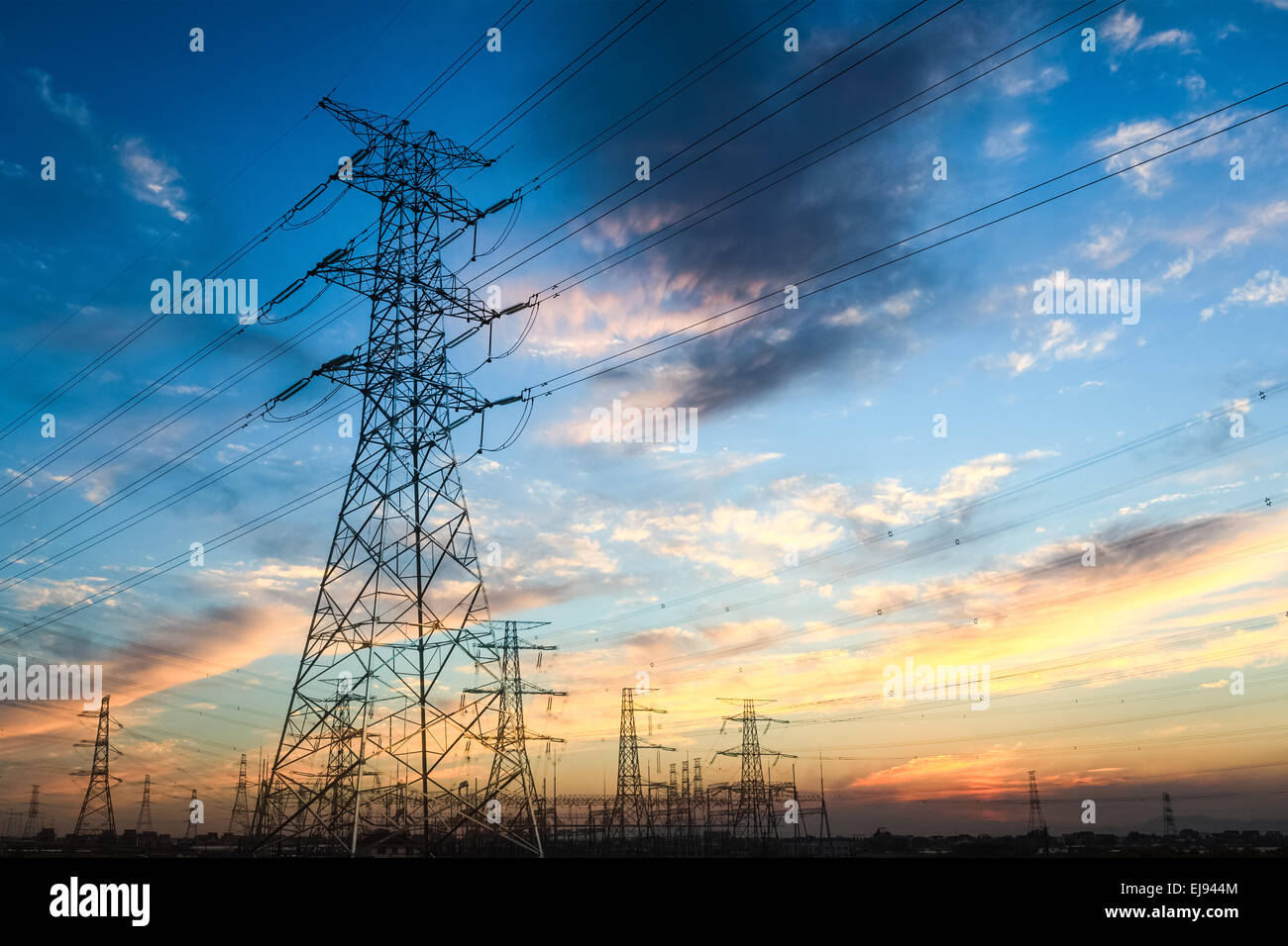 À la tombée de la tour de transmission de puissance Banque D'Images