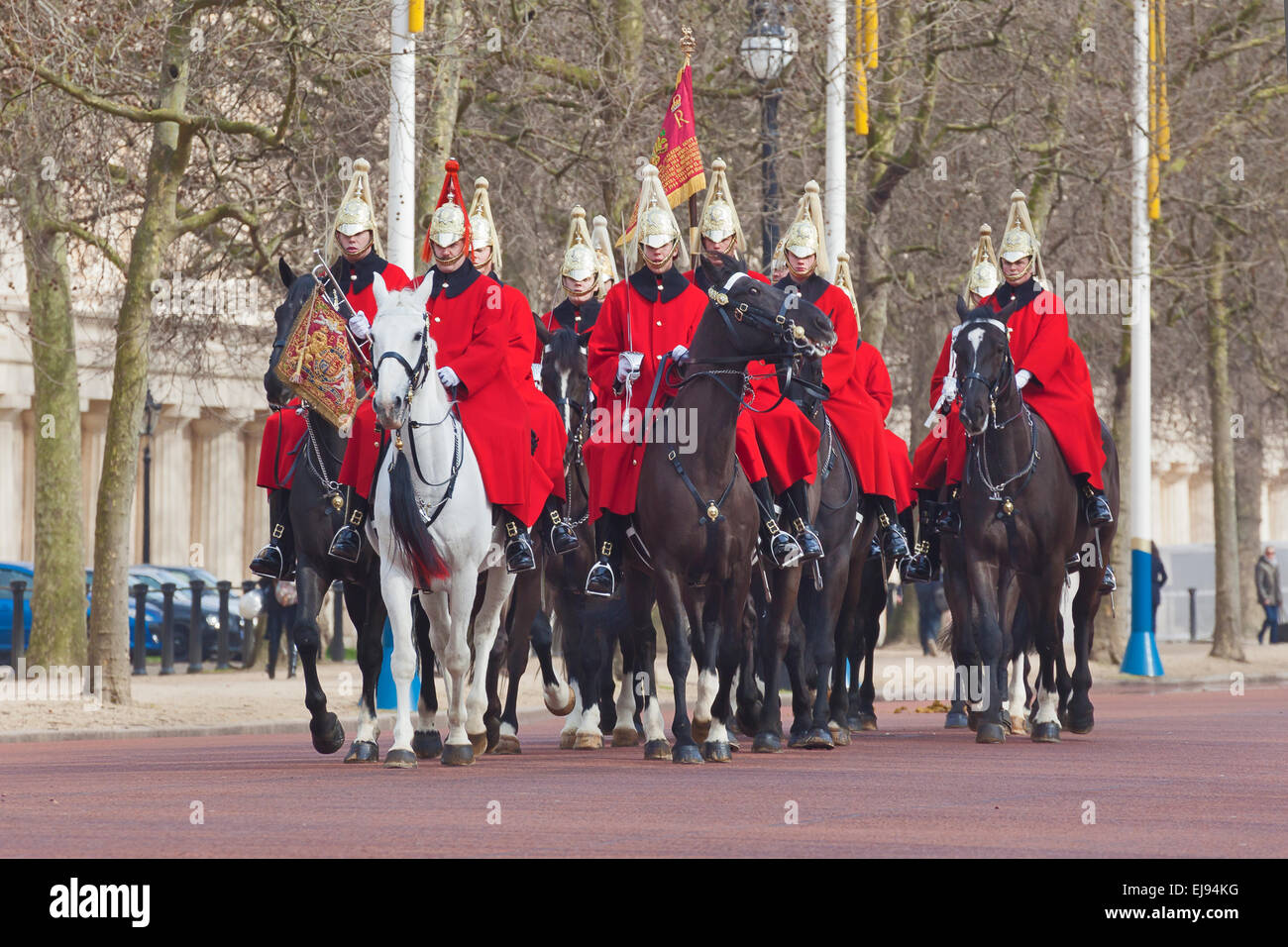 London, The Mall, un détachement de gardes de la vie de retour de relève de la garde à Horse Guards Parade Banque D'Images