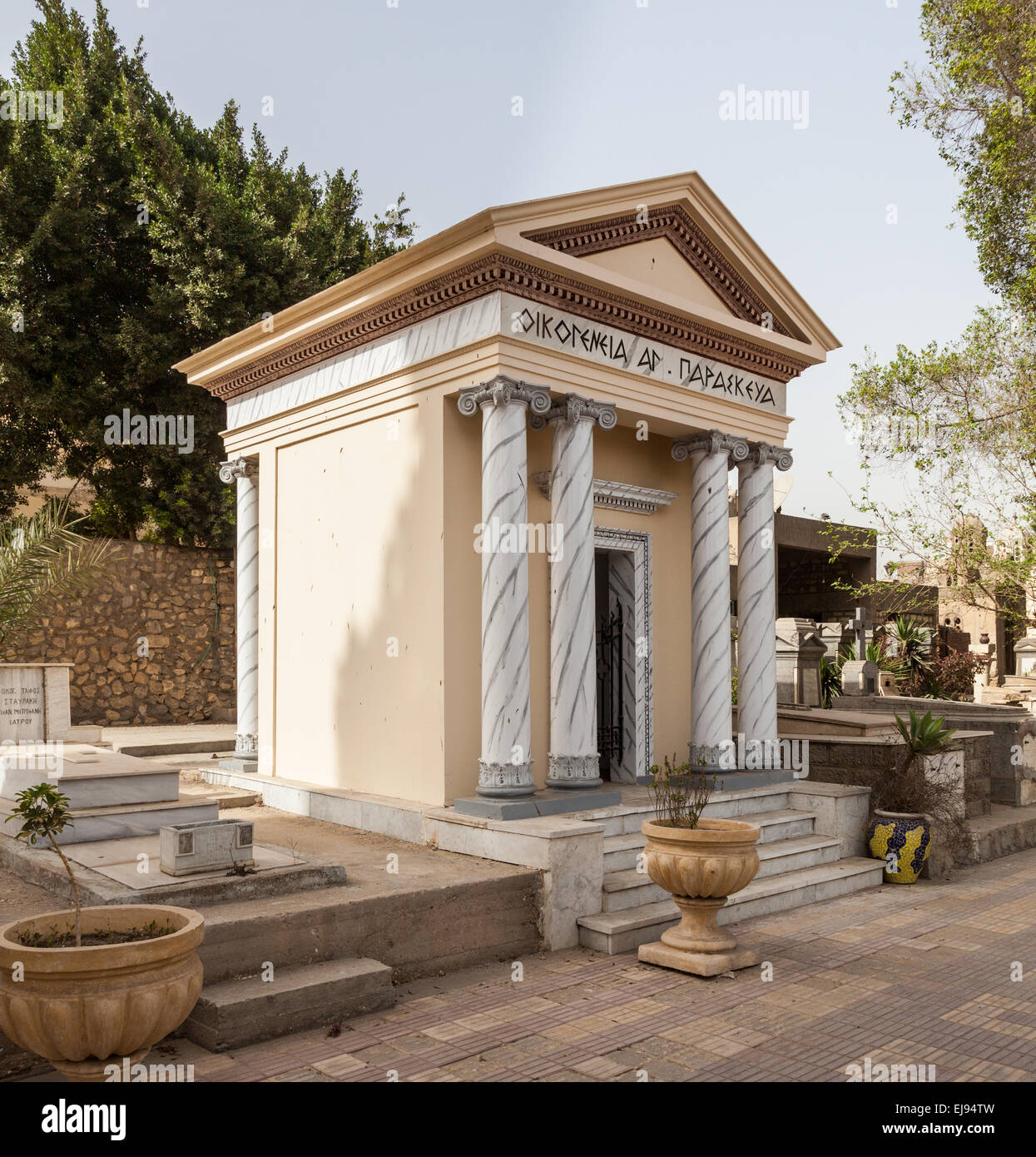 Crypte en grec dans le cimetière du Caire copte Banque D'Images