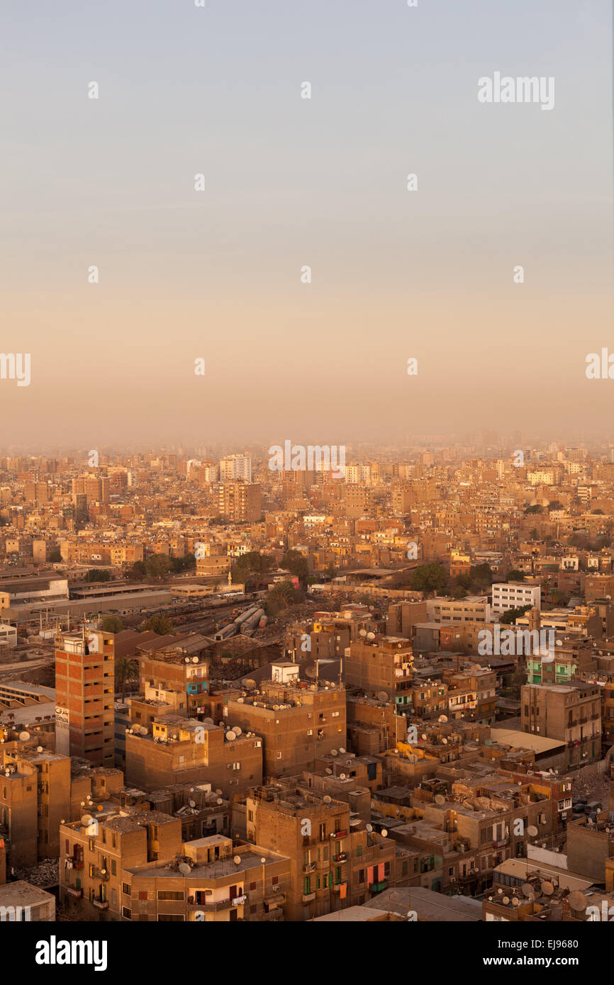 Les toits des bidonvilles au Caire Egypte montrant la corbeille Banque D'Images