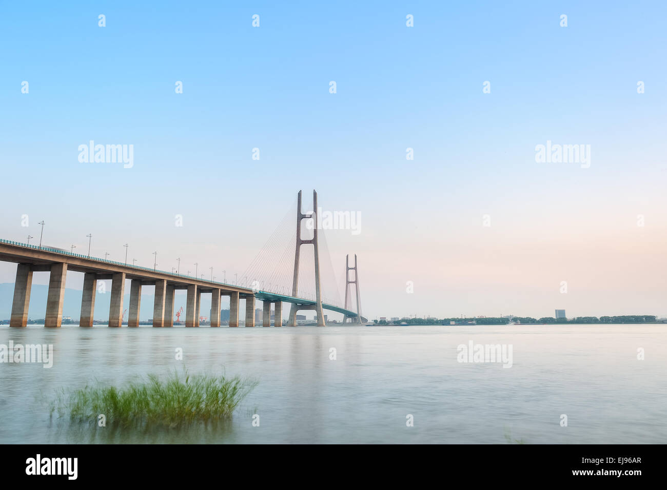 Et le fleuve Yangtze bridge at Dusk Banque D'Images